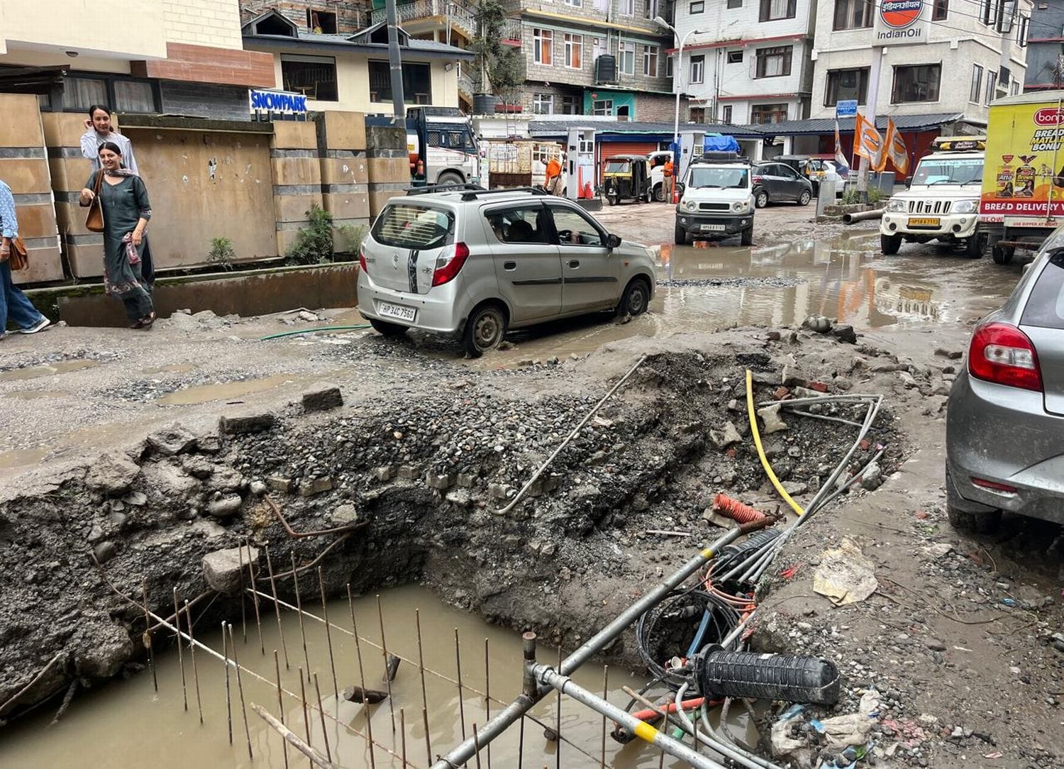मनाली के अलेउ में कछुआ गति से चल रहा कलवर्ट का काम। जिससे यहां जाम लग रहा है। संवाद