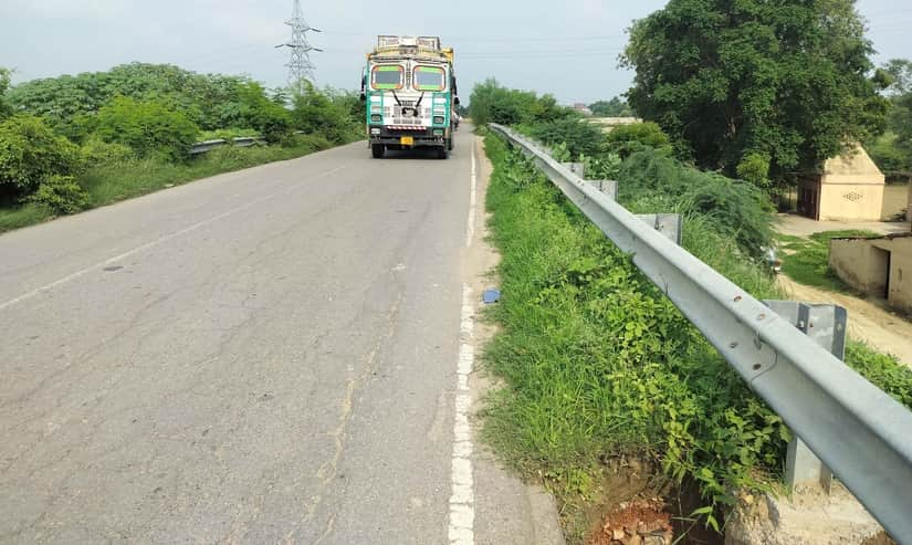 Roadway sinks by 10 feet on Morwa Bridge connecting Bhadohi to Banaras; 30,000 vehicles pass daily.