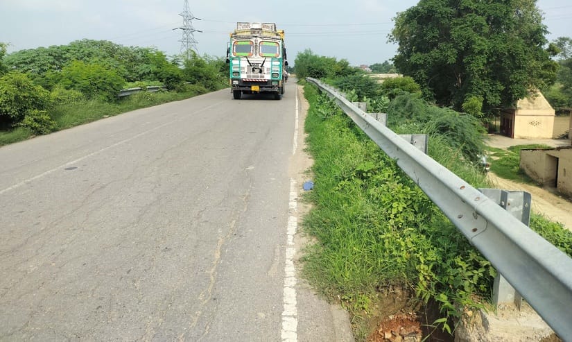 मोरवा पुल से गुजर रही ट्रक। स्रोत- संवाद