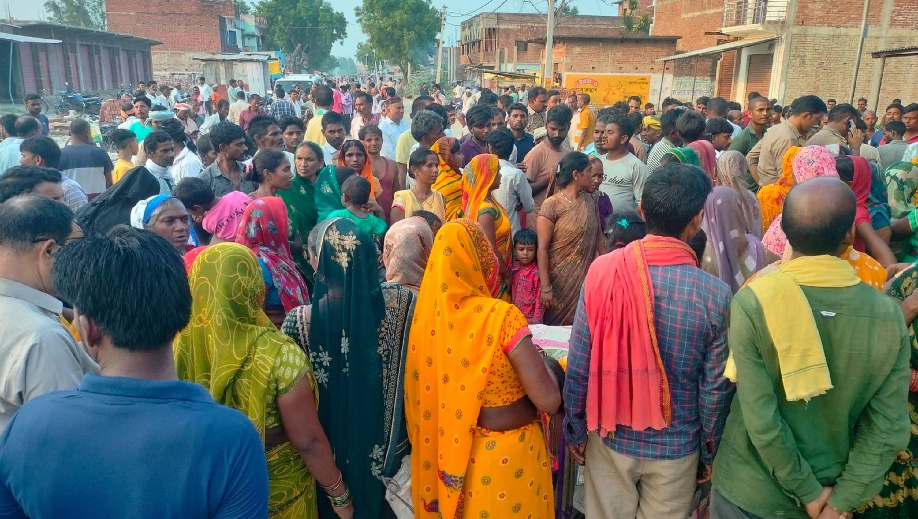 मुस्तफाबाद सरैया बाजार में ग्रामीणों ने लगाया जाम। -संवाद