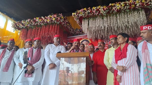 मधुबन में  पूर्व सांसद  फूलन देवी की जयंती पर आयोजित श्रद्धांजलि समारोह  को संबोधित करते सपा प
