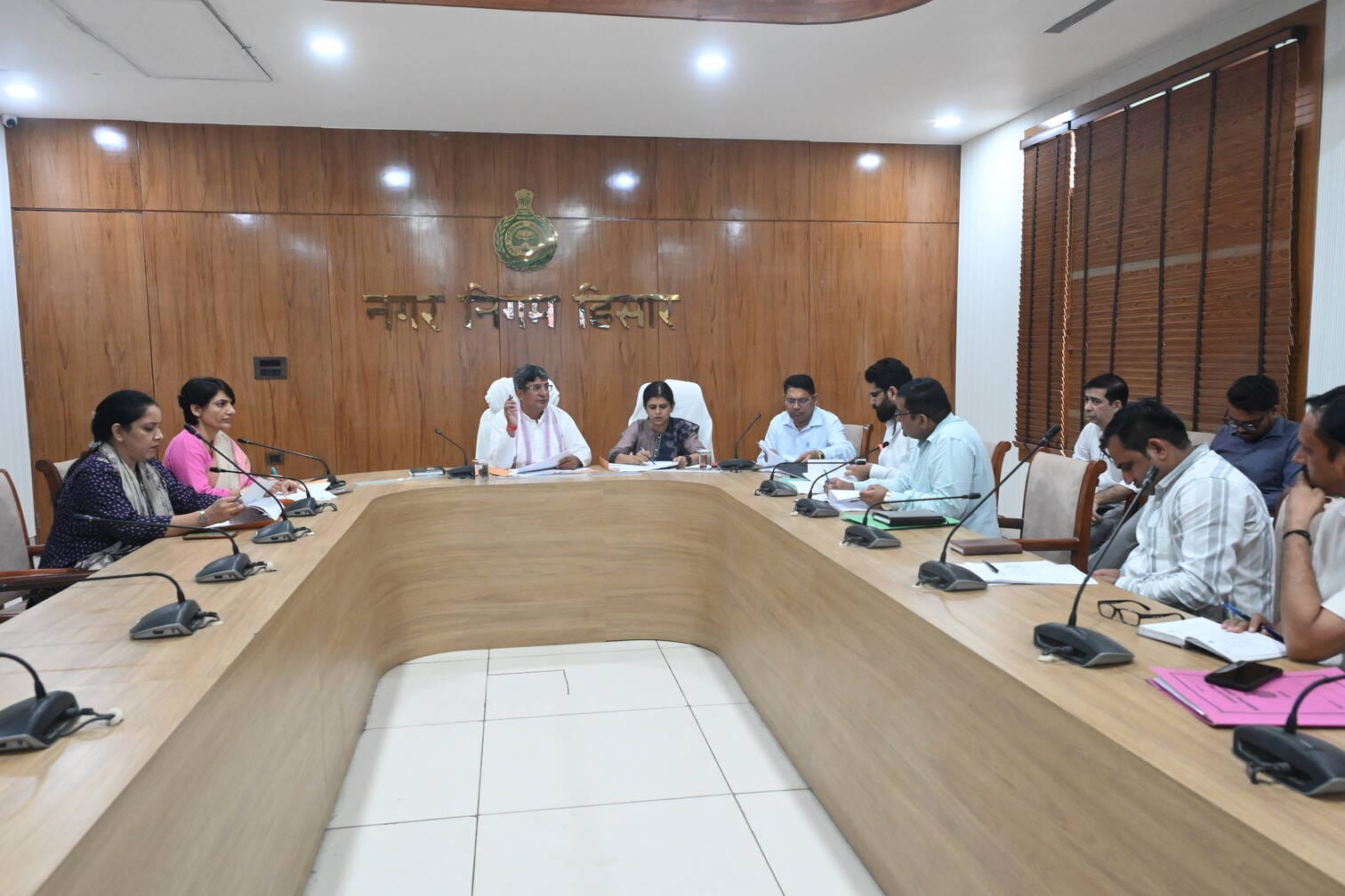 मेयर प्रवीण पोपली की अध्यक्षता में आयोजित बैठक में हिस्सा लेते निगम आयुक्त व अन्य।