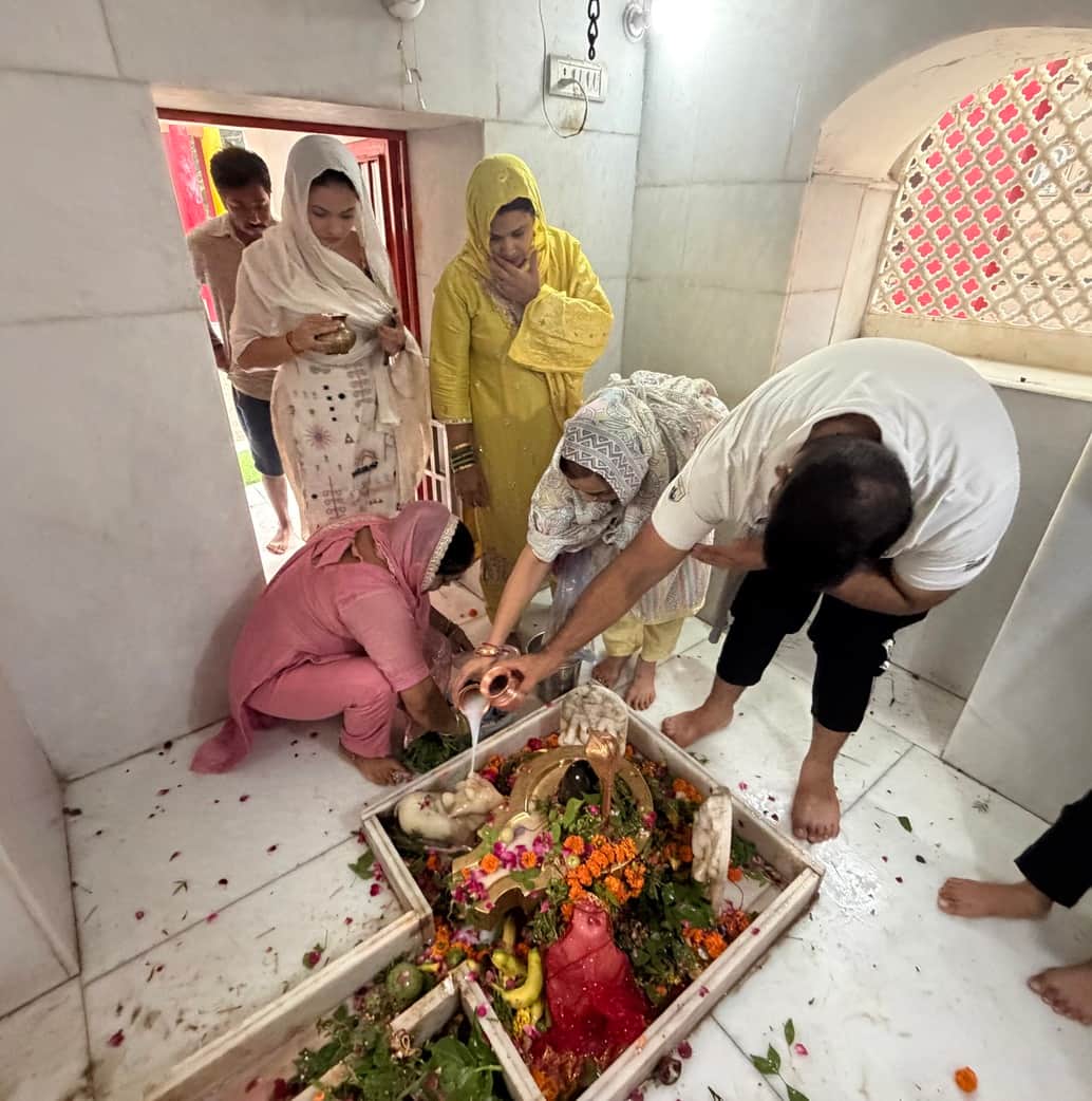 Overcoming a difficult path, devotees of Shiva offered the holy water of faith.