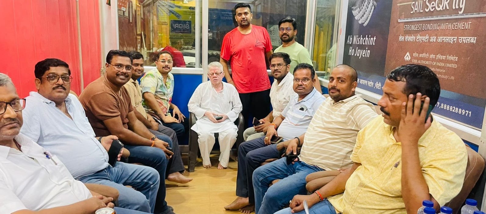 नगर के भीटी स्थित कैंप कार्यालय में जायसवाल समाज सेवा समिति की बैठक में मौजूद पदाधिकारी और सद