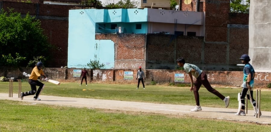नगर के सहादतपुरा स्थित मैदान पर आयोजित मैच में शाट लगाता बल्लेबाज। संवाद