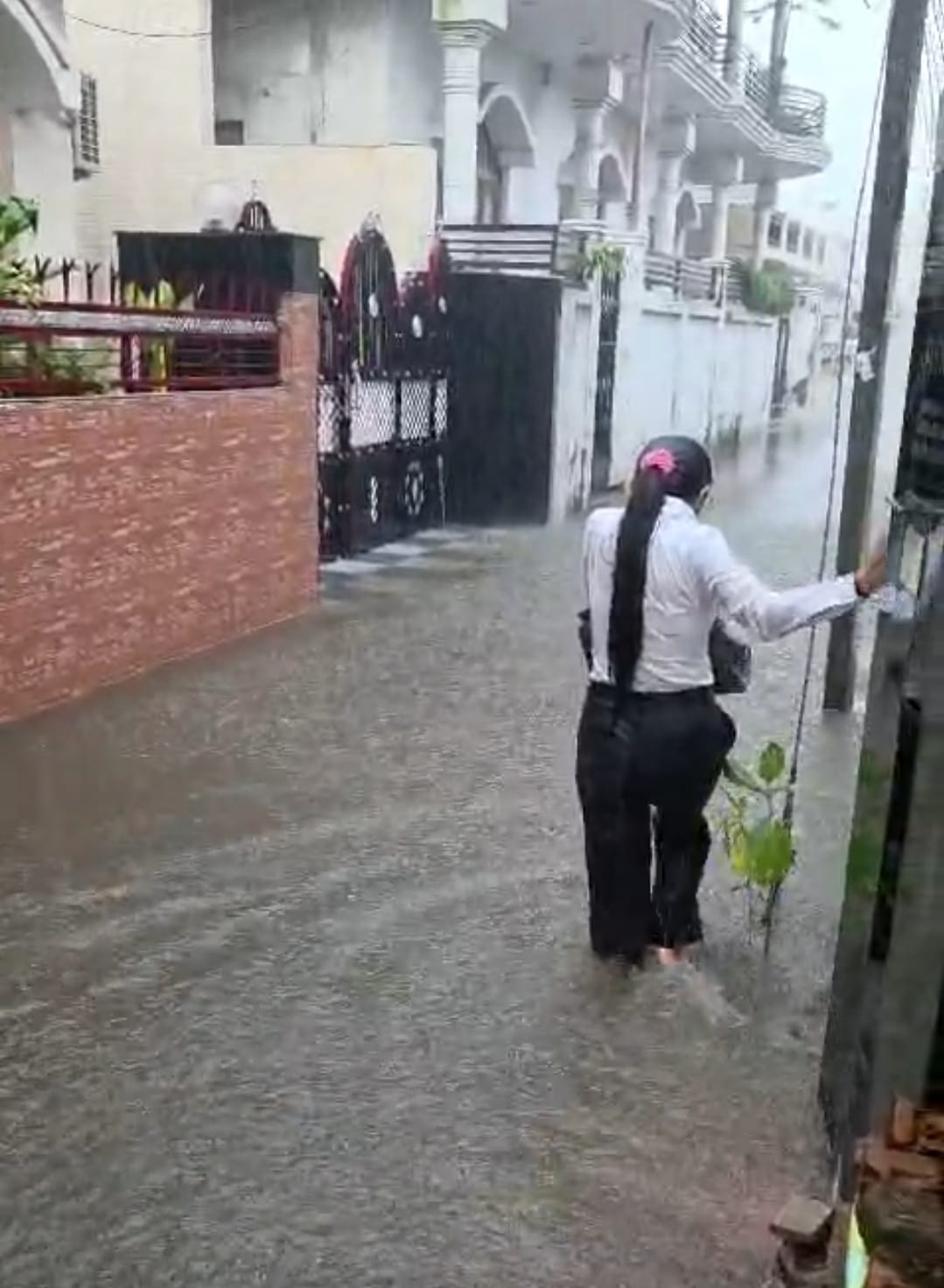 नगर परिषद पांवटा साहिब के वार्ड 11 शांति कॉलोनी में जलभराव  होने पर छात्रा किसी तरह निकलती हुई।