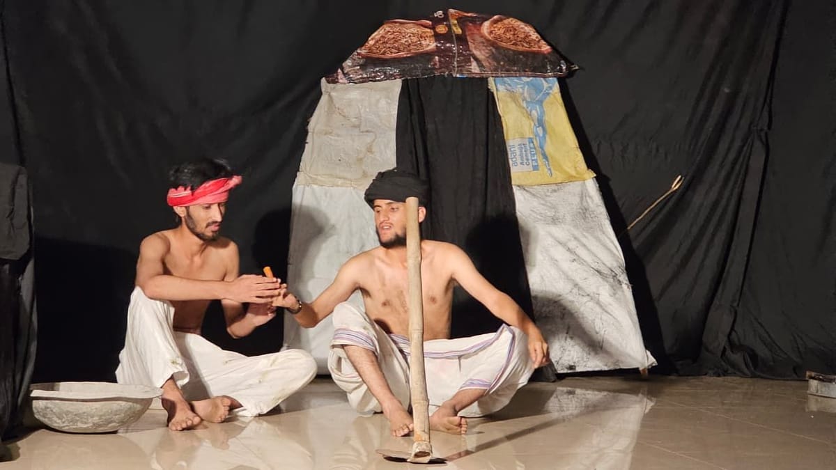 Sirmour News: मंच पर जीवंत हुआ कफन का क्रूर यथार्थ, कलाकारों के जीवंत अभिनय ने दर्शकों को झकझोरा