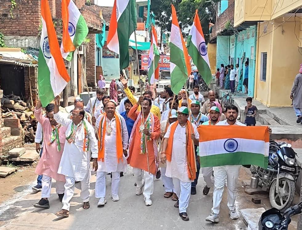 नई बाजार में भाजपा की निकली तिरंगा यात्रा में शामिल लोग। संवाद