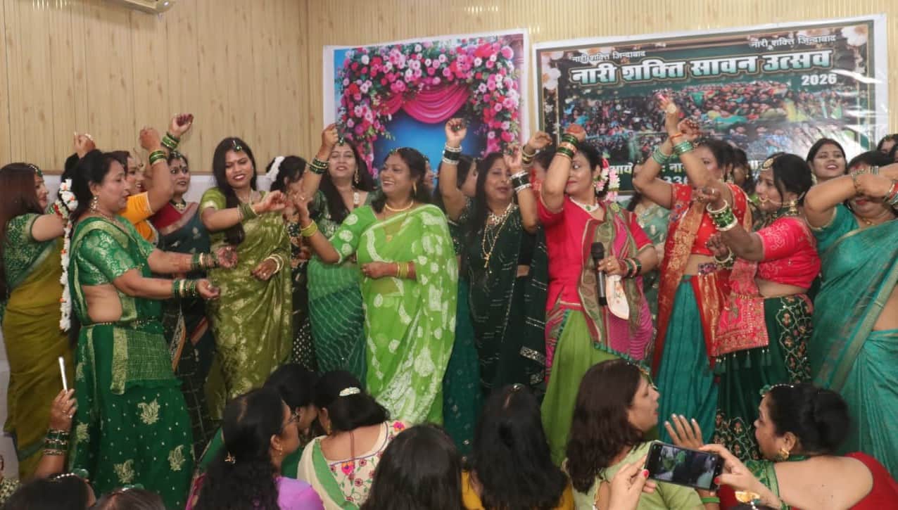 नारी शक्ति संस्थान के सावन उत्सव में नृत्य करतीं संस्था की सदस्य। श्रोत-संगठन