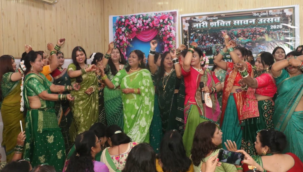 नारी शक्ति संस्थान के सावन उत्सव में नृत्य करतीं संस्था की सदस्य। श्रोत-संगठन