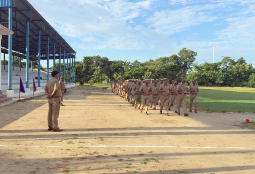 पुलिस लाइन में आयोजित साप्ताहिक परेड की सलामी लेते एएसपी।