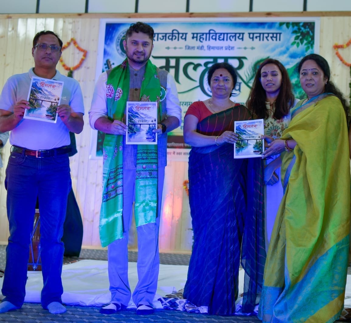 पनारसा कॉलेज में आयोजित कार्यक्रम में पत्रिका हरकारा का विमोचन करते हुए। स्त्रोत कॉलेज