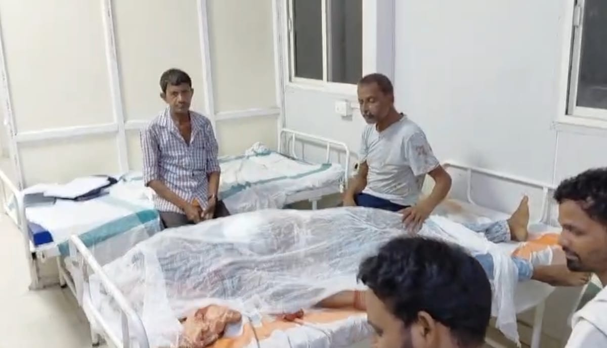 Bihar News: पटना में अपराधियों ने घर घुसकर युवक को मार डाला, बचाने गई मां को चाकू गोदा; विरोध में बवाल