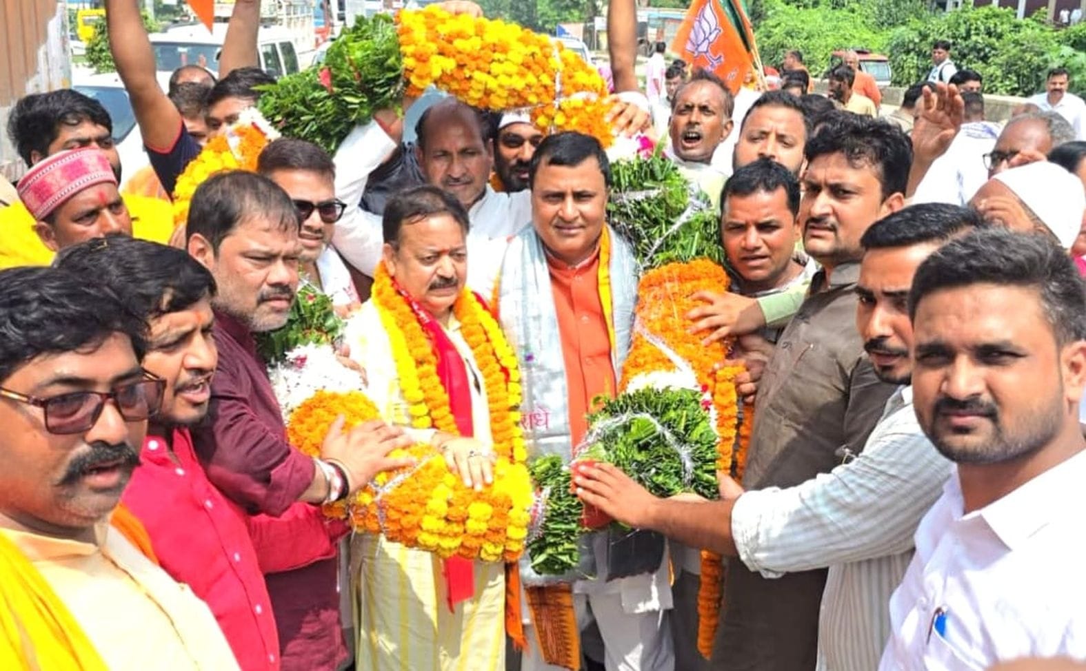  पार्टी कार्यालय में प्रदेश उपाध्यक्ष का स्वागत करते भाजपाई। स्रोत- पार्टी