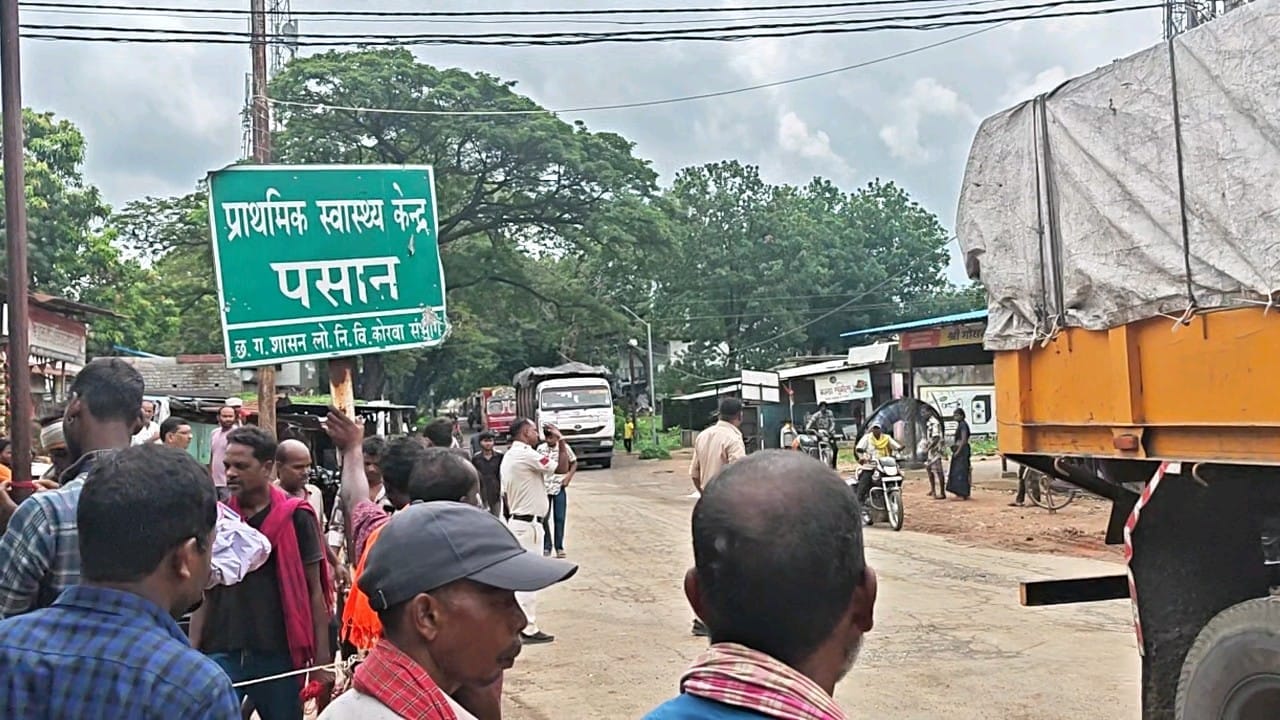 पसान में स्वास्थ्य, बिजली को लेकर चक्काजाम