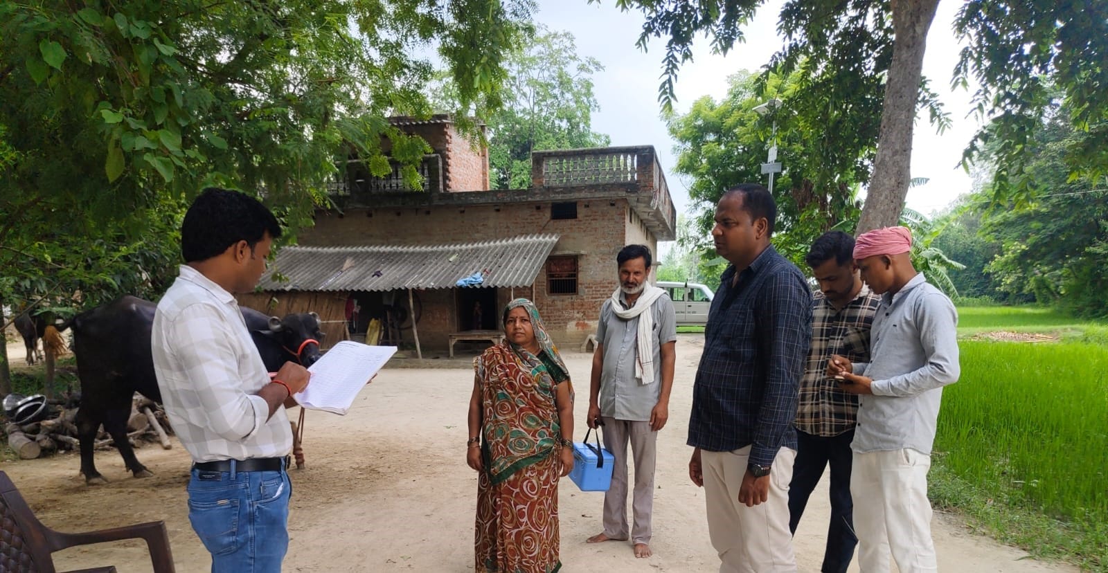 पशुपालन विभाग की ओर से अहिरौली क्षेत्र में टीकाकरण से संबंंधित जानकारी देते विभागीय अधिकारी। 
