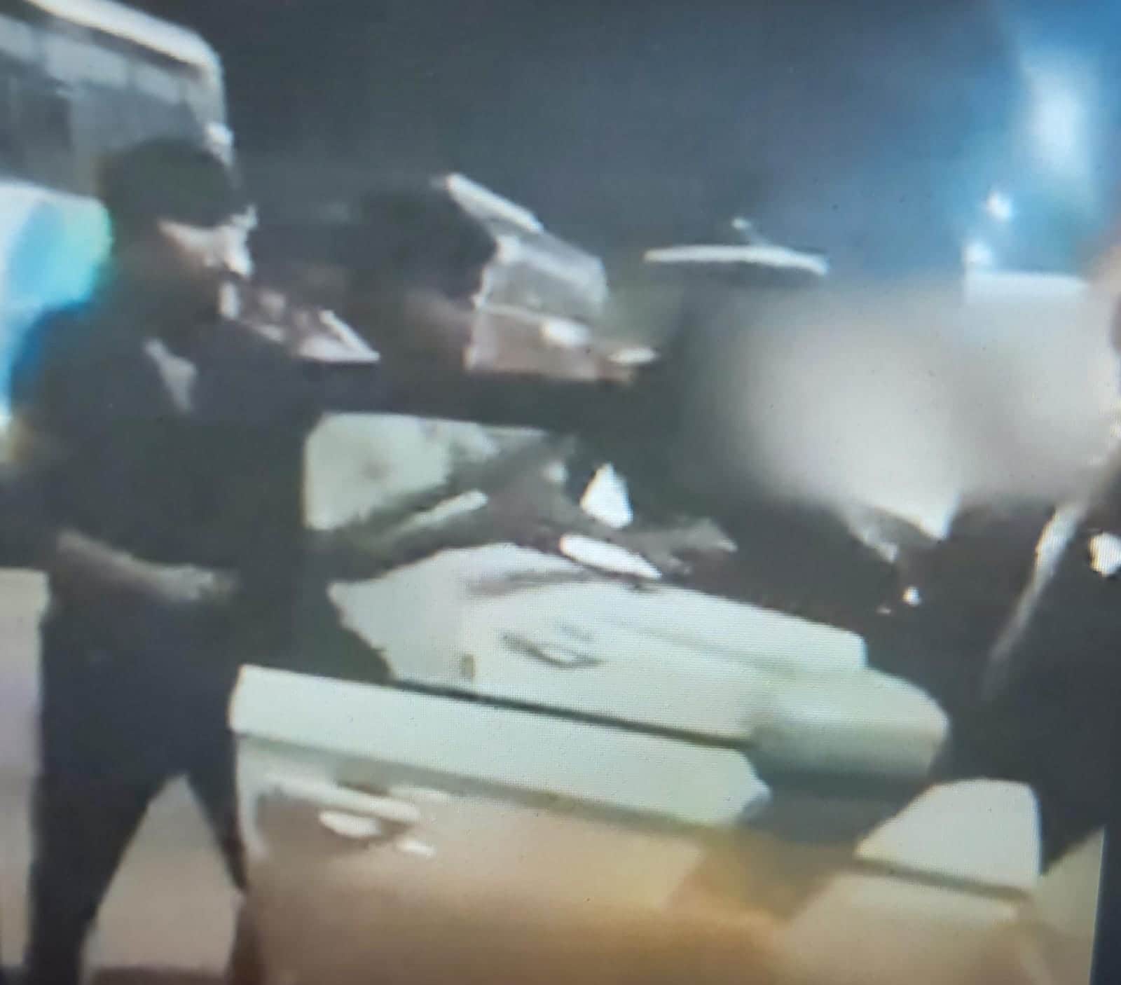 पीड़ित की कार पर हमला करते वीडियो में कैद आरोपी। स्रोत : वीडियो ग्रैब