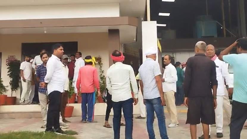 पड़ाव के दांडी में मजदूर की मौत के बाद जुटी भीड़। स्रोत:-जागरूक पाठक
