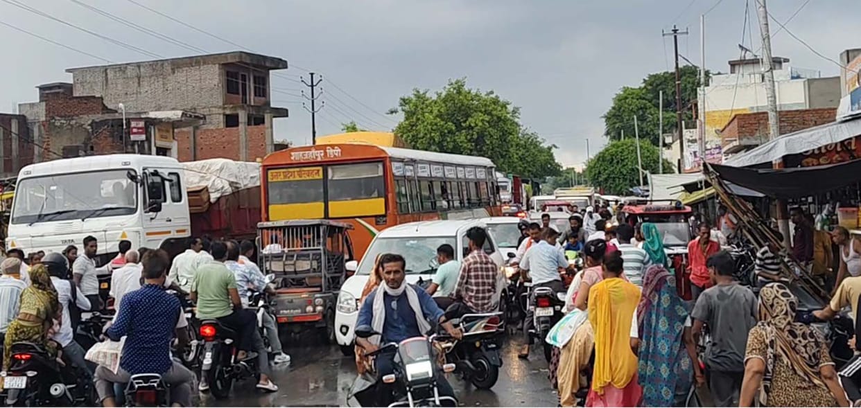 Vehicles halted in Puwayan town due to the Kanwar Yatra; people inconvenienced.
