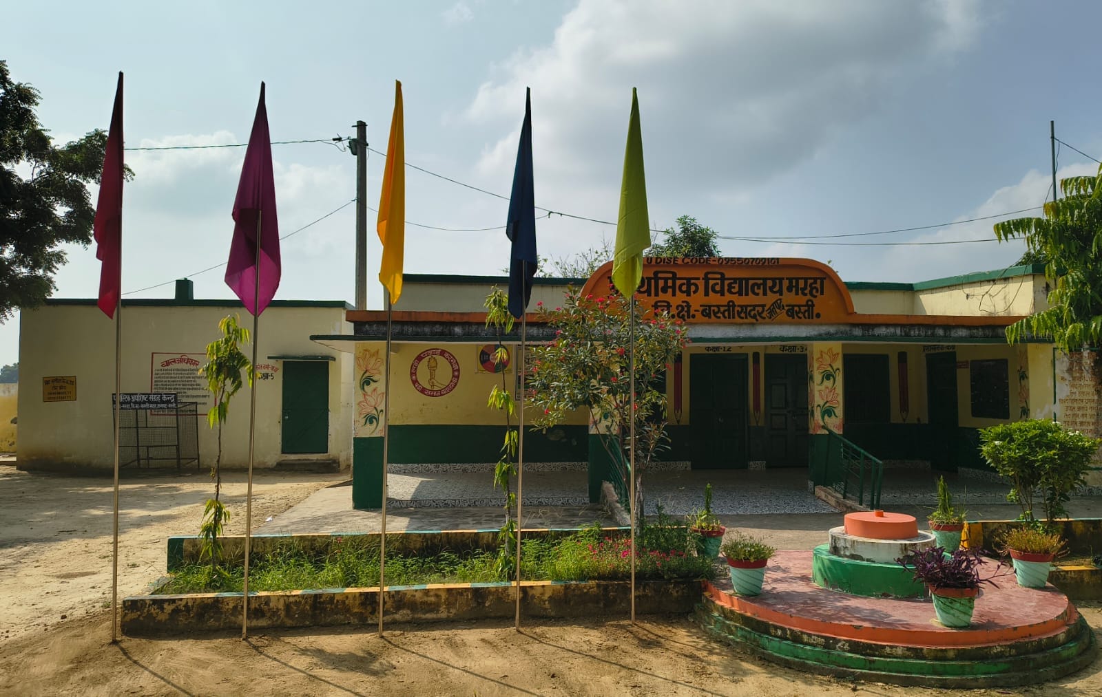 रंगीन ध्वजों से सजा प्राथमिक विद्यालय मरहा