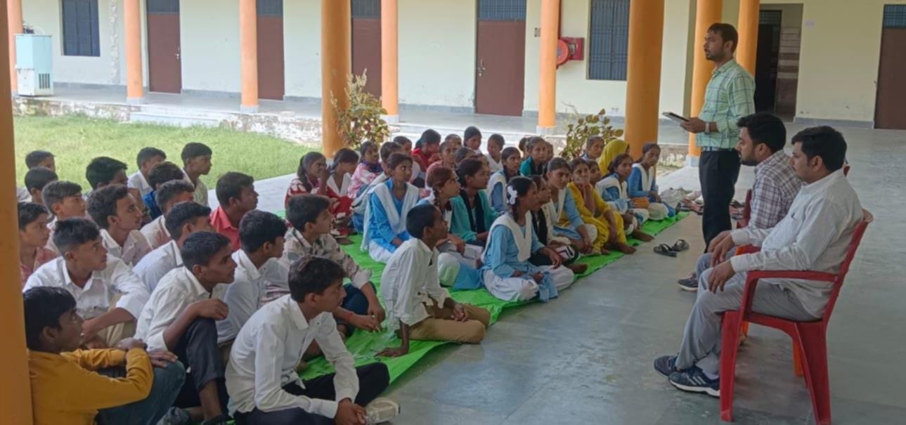 राजकीय इंटर कॉलेज वर्गा वर्गी में बाल संसद गठन में प्रतिभाग करते विद्यार्थी।