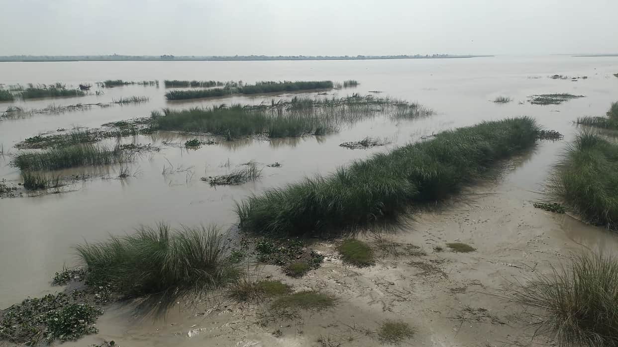 The water level of the Sarayu has dropped, erosion continues in the middle of the river.
