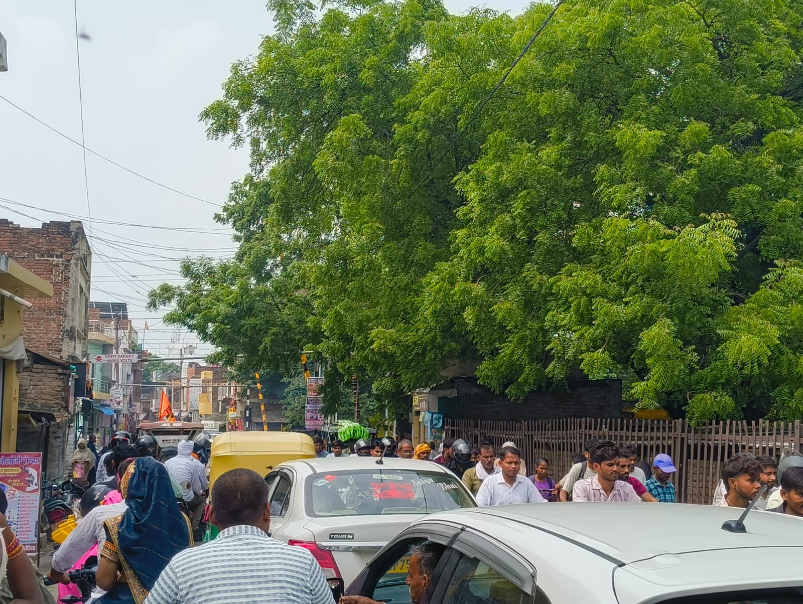 रेलवे फाटक के पास लगे जाम में फंसे वाहन व राहगीर।संवाद