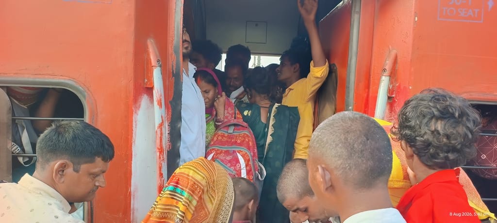 रेलवे स्टेशन पर अप ट्रेन में बैठने के लिए मशक्कत करते यात्री संवाद