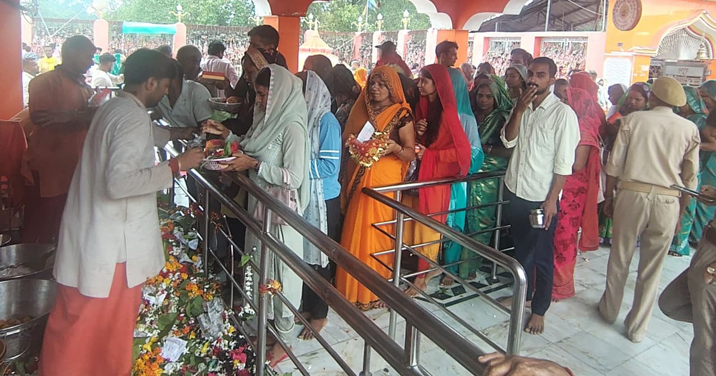 संग्रामपुर के कालिकन धाम में दर्शन-पूजन करते श्रद्धालु।-संवाद