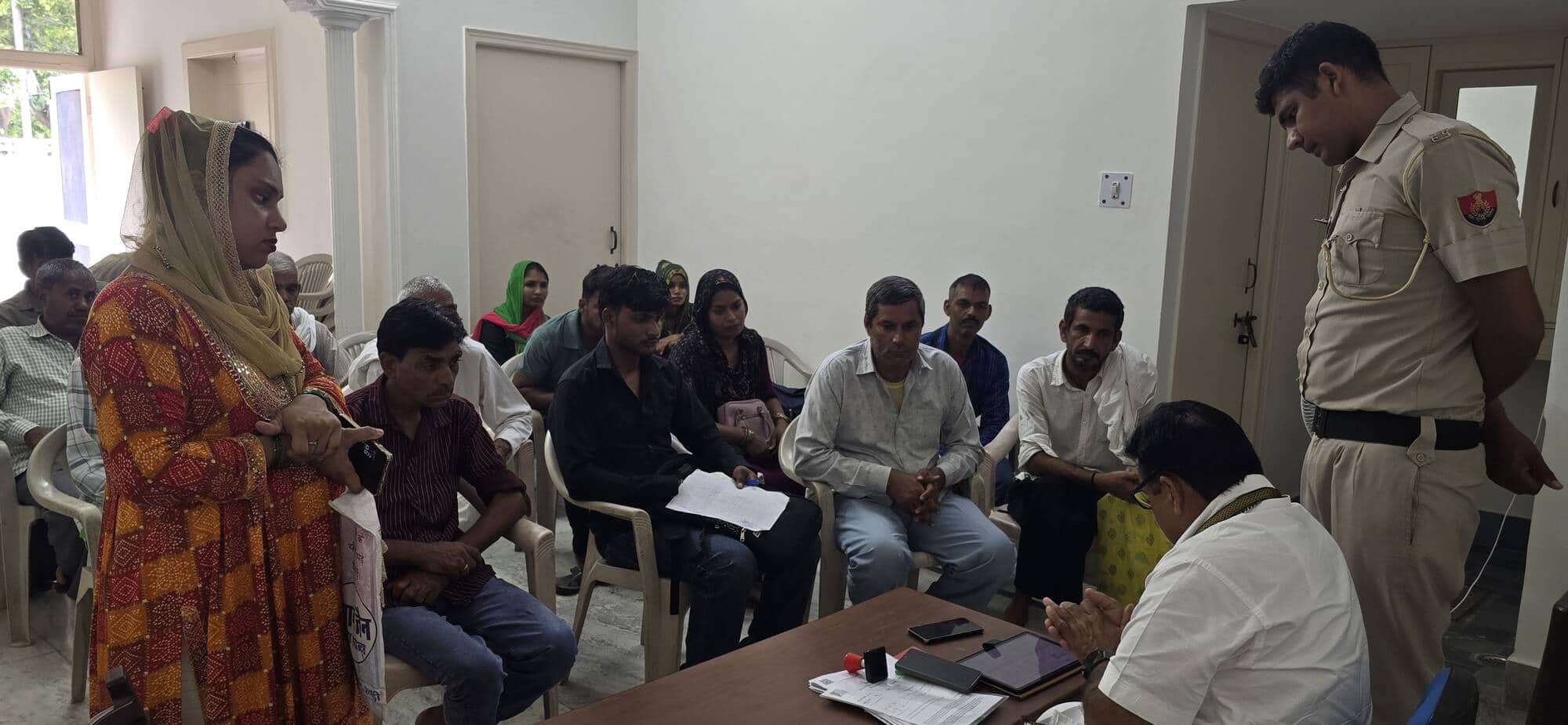 सेक्टर-1 में आयोजित जनता दरबार में समस्याएं सुनते डॉ. सतीश खोला। स्त्रोत : प्रवक्ता