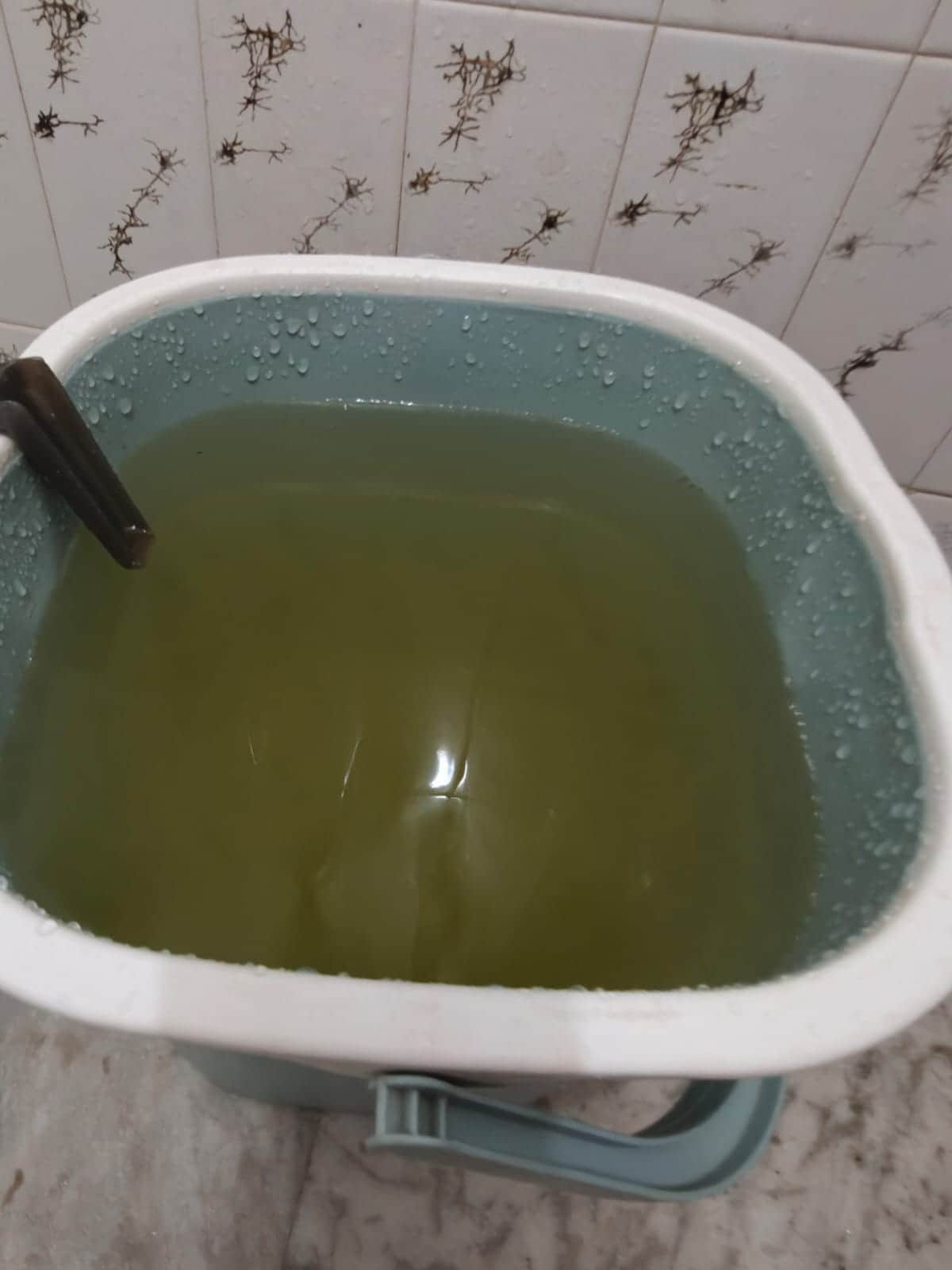 people angry after supply of Murkey water in sector 27 noida