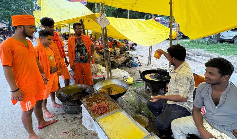 सेमराध मंदिर के पास जलेबी बनाता दुकानदार। संवाद