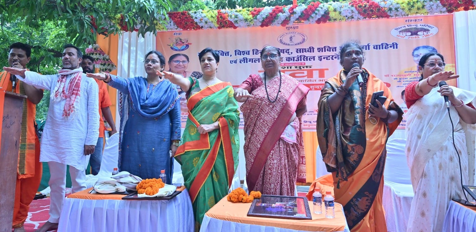 सुन्दरवन के द्वादश ज्योतिर्लिंग राम जानकी मंदिर पर नशा मुक्ती का शपथ दिलाती पीठाधीश्वर माँ राजल