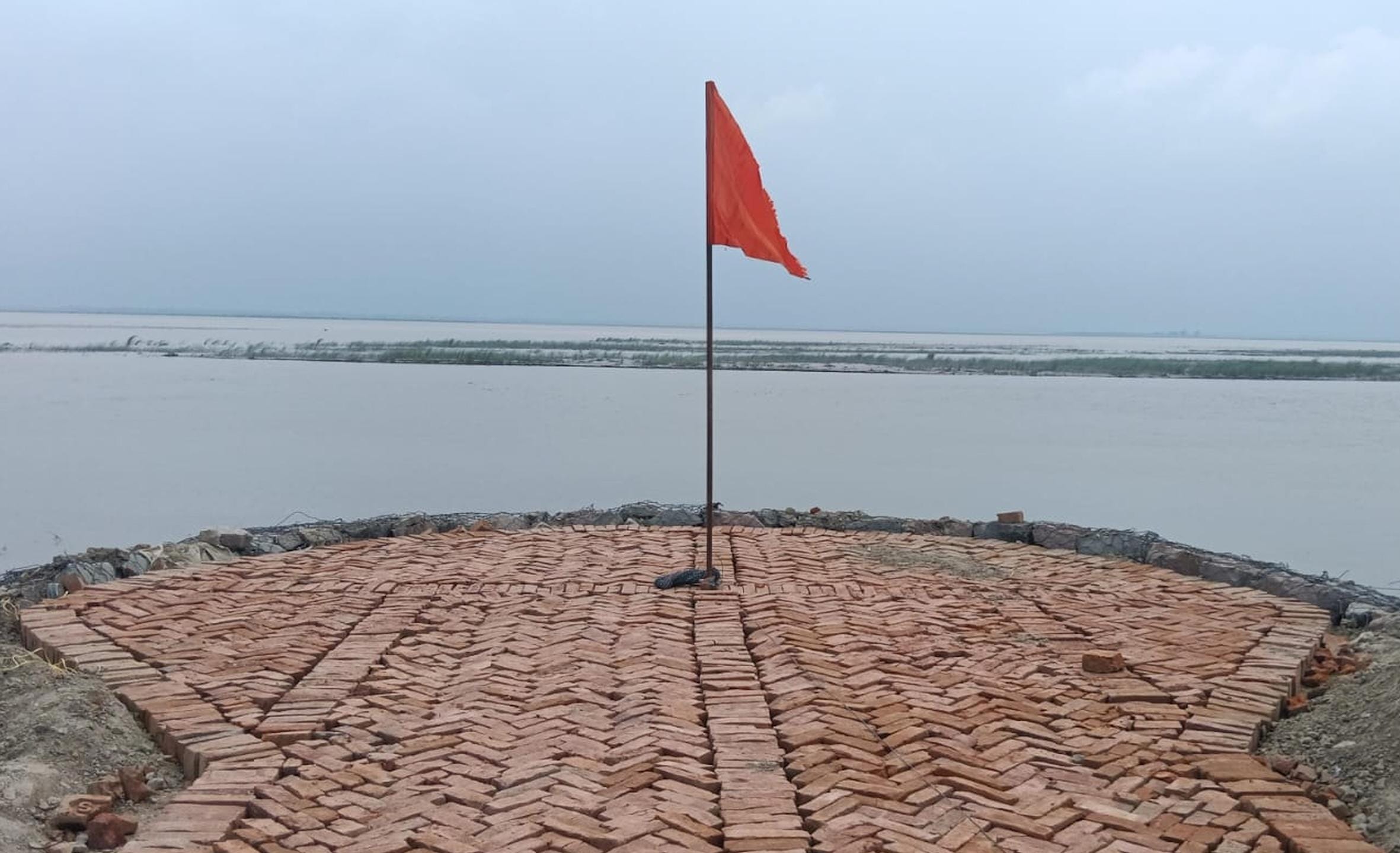 सरयू नदी में आई बाढ़।