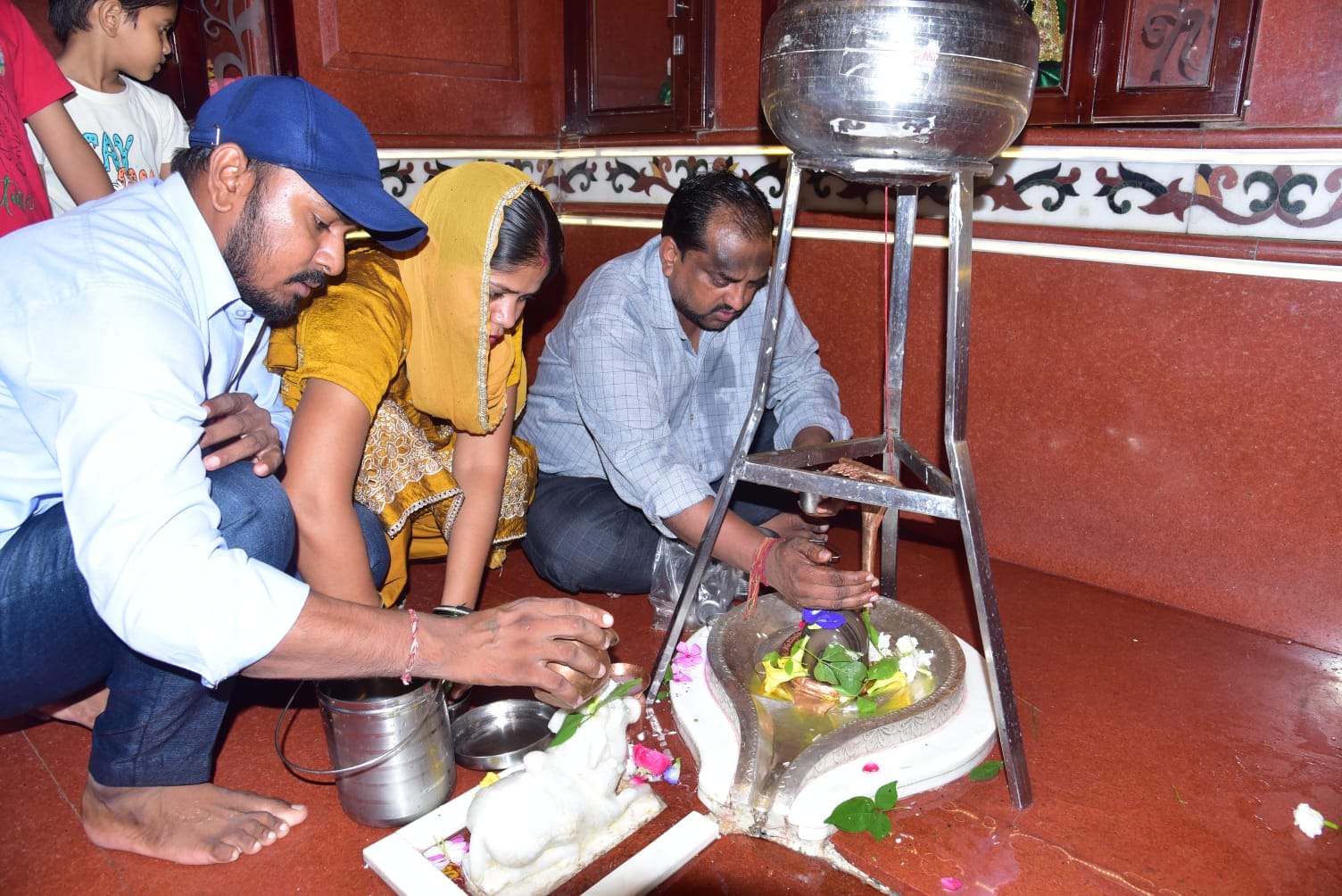 सदाशिव मंदिर रेलपार में जलाभिषेक करते श्रद्धालु। संवाद