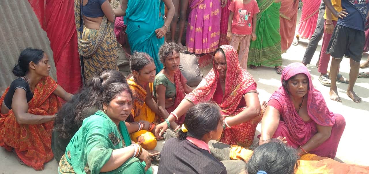 सड़क पर शव रखकर रोते-बिलखते परिजन