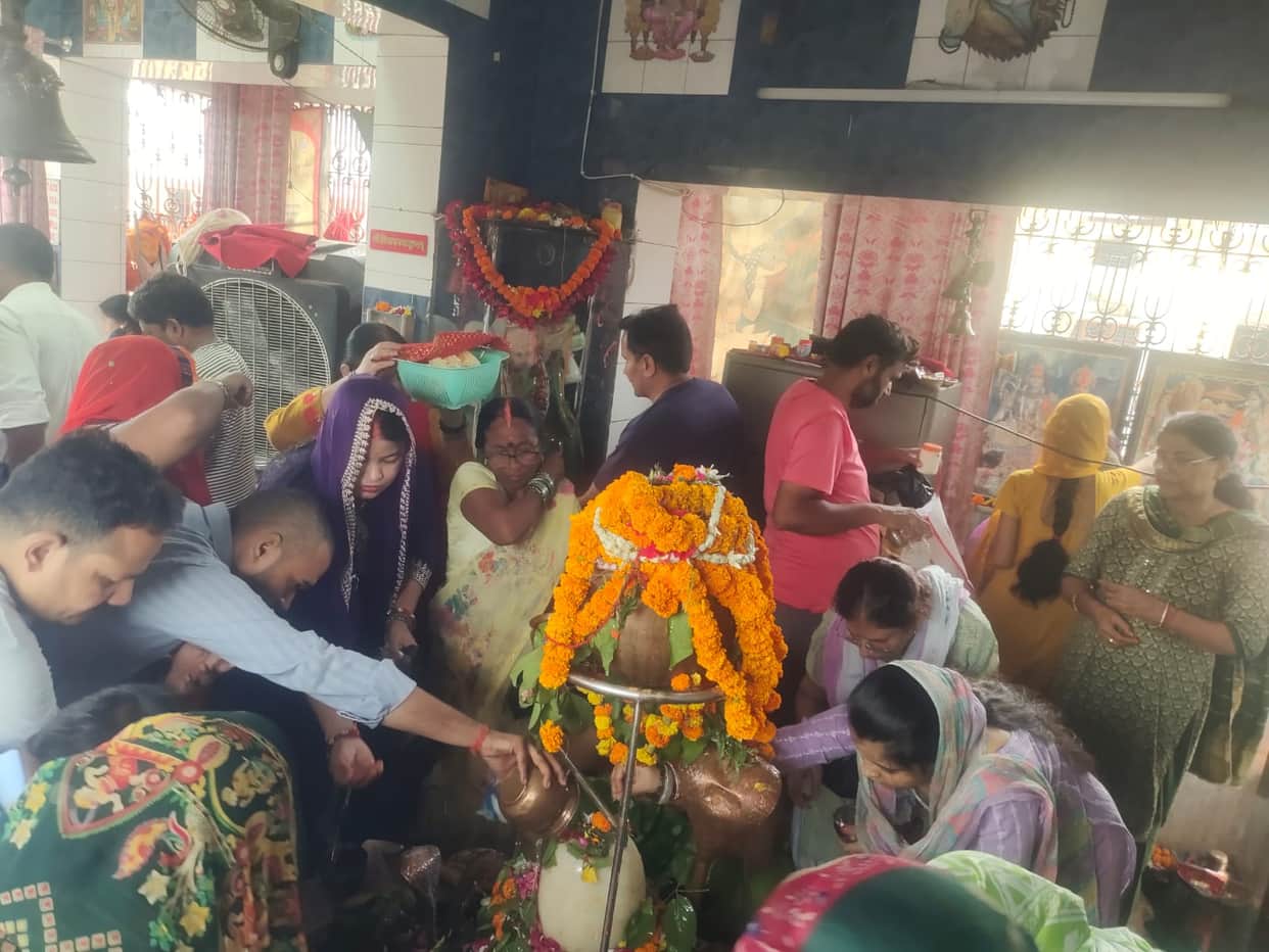 Devotees performed Jalabhishek in Shiva temples