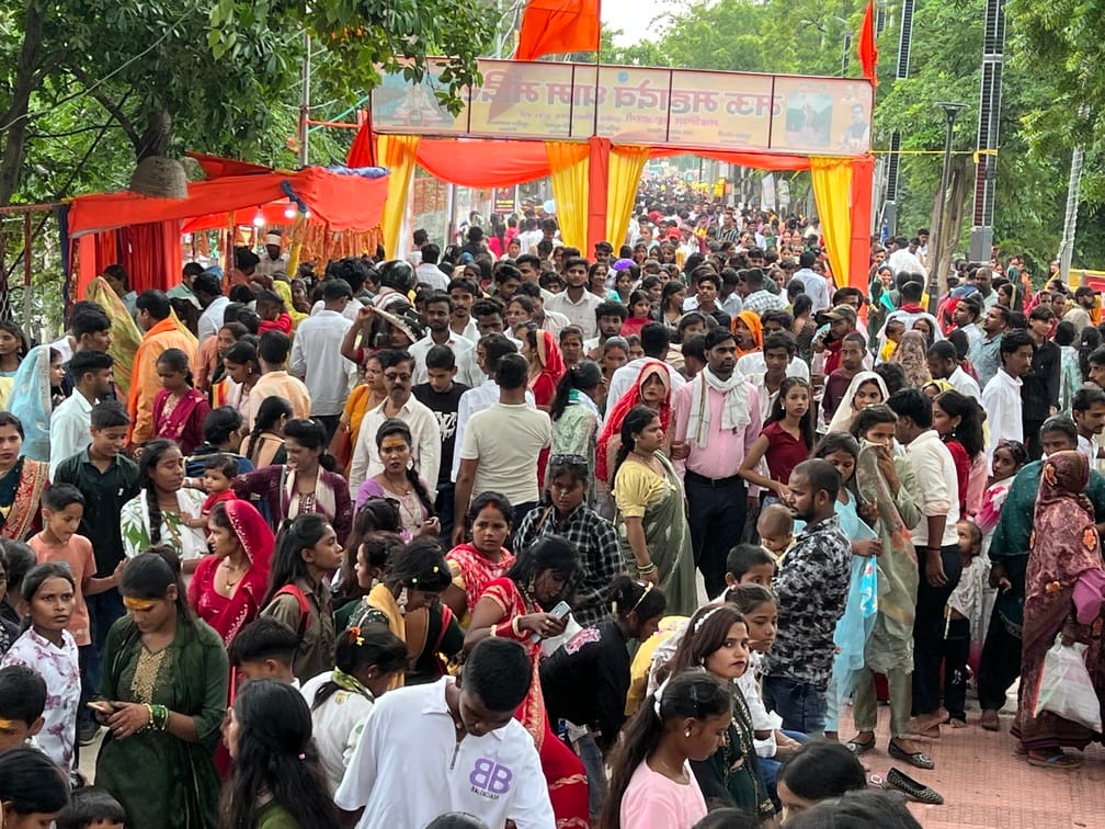 Mau News: नमामीशमीशान निर्वाण रूपं, विभुं व्यापकं ब्रह्म वेदः स्वरूपम... से गूंजे शिवालय