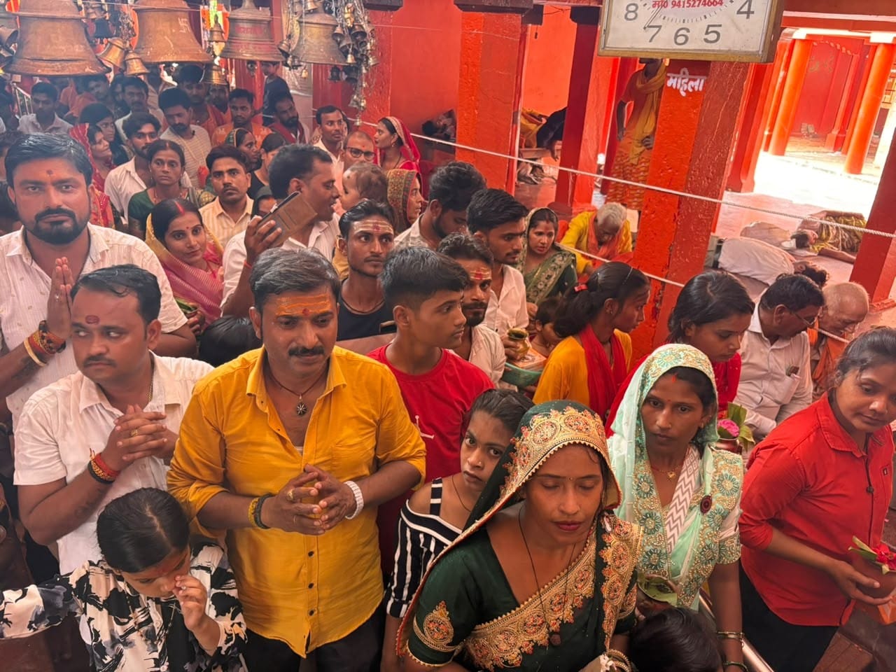 सावन के दूसरे सोमवार को सेमराध में दर्शन पुजन के लिए खड़े श्रद्धालु। संवाद