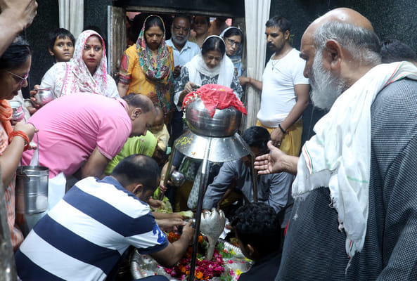 सावन के दूसरे सोमवार पर अंबाला छावनी के कैलाश मंदिर हाथीखाना में जलाभिषेक करते श्रद्धालु। संवा