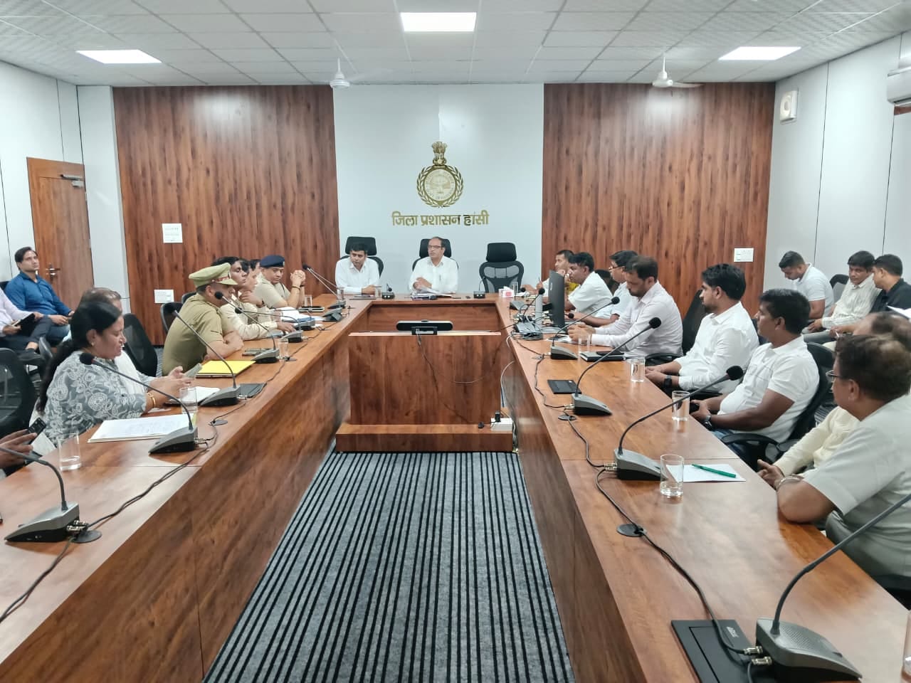 स्वतंत्रता दिवस समारोह की तैयारियों को लेकर बैठक करते अधिकारी। प्रशासन