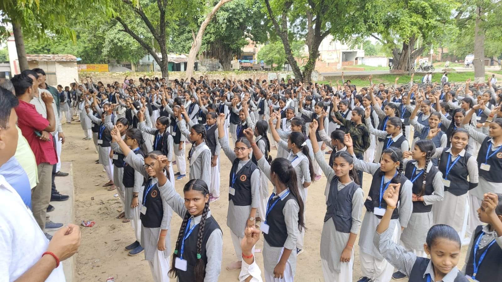 सैयदराजा नेशनल इंटर कॉलेज में एडबेंडाजोल की दवा दिखाती छात्राएं। स्रोत:-जागरूक पाठक