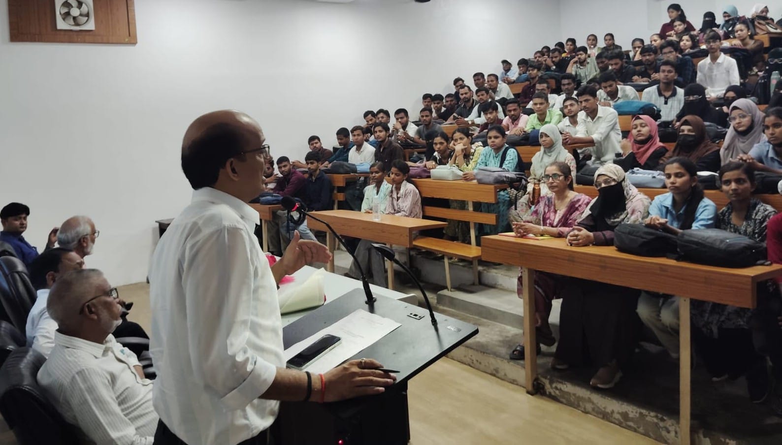 शिब्ली कालेज में आयोजित इग्नू के मार्गदर्शन एवं परामर्श सत्र को संबोधित करते वक्ता। श्रोत-संगठ