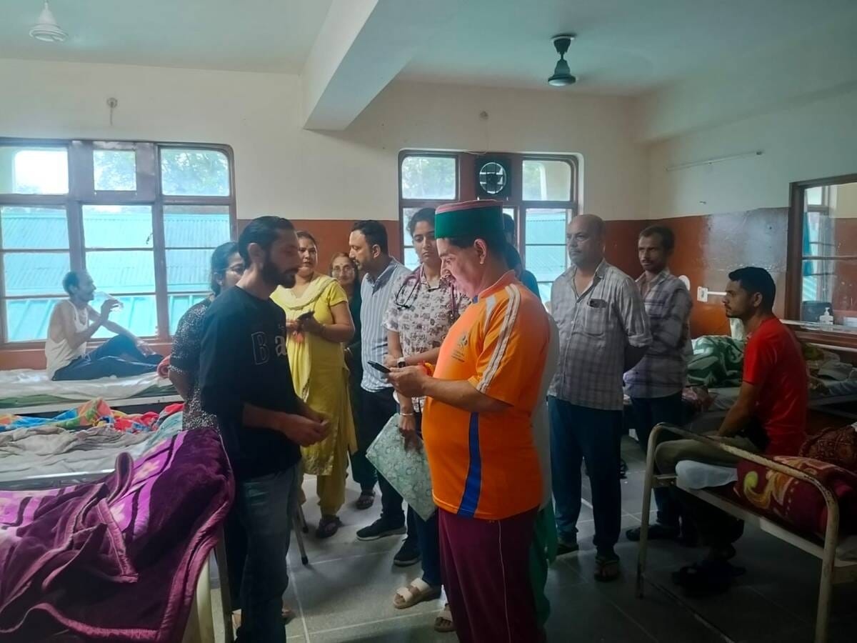 शाहपुर अस्तपाल में मरीजों को कुशलक्षेम जानते हुए विधायक केवल सिंह पठानिया। स्रोत: जागरूक पाठक