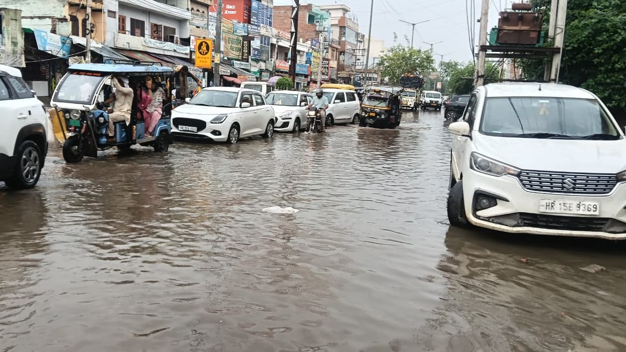10 mm of rain in an hour: Relief from humidity, but waterlogging adds to the trouble