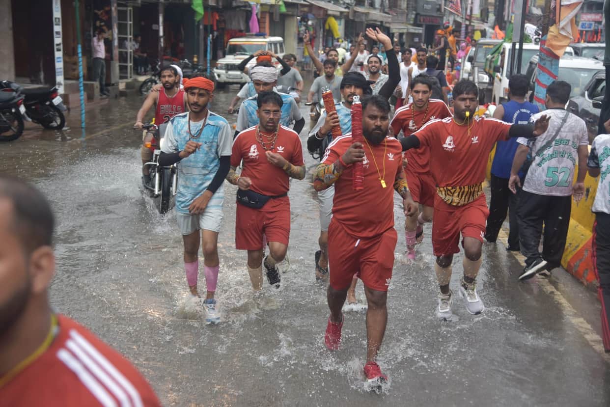 Kanwariyas passed through one and a half feet of water at Shiv Chowk