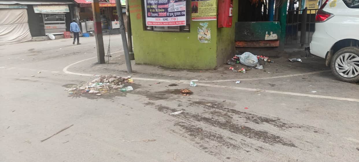 Devotees troubled by the stench of garbage at Shahtalai Chowk.