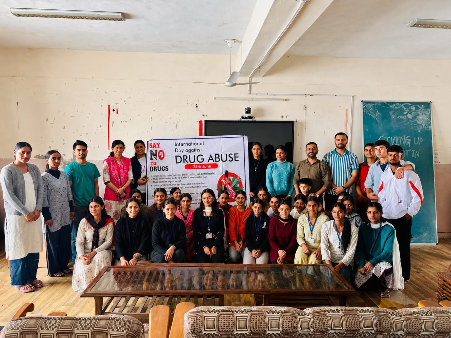 शिलाई कॉलेज में नशामुक्ति कार्यक्रम में मौजूद विद्यार्थी और कॉलेज स्टाफ। स्रोत : कॉलेज।
