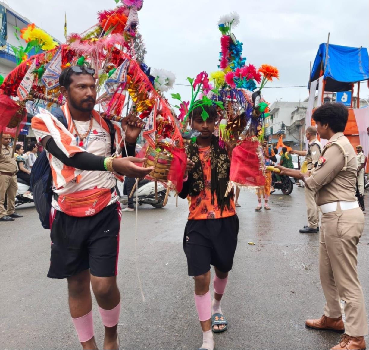 शामली में गुरुद्वारा तिराहे पर कांवड़ियों को फल वितरित करती जिला यातायात प्रभारी। संवाद