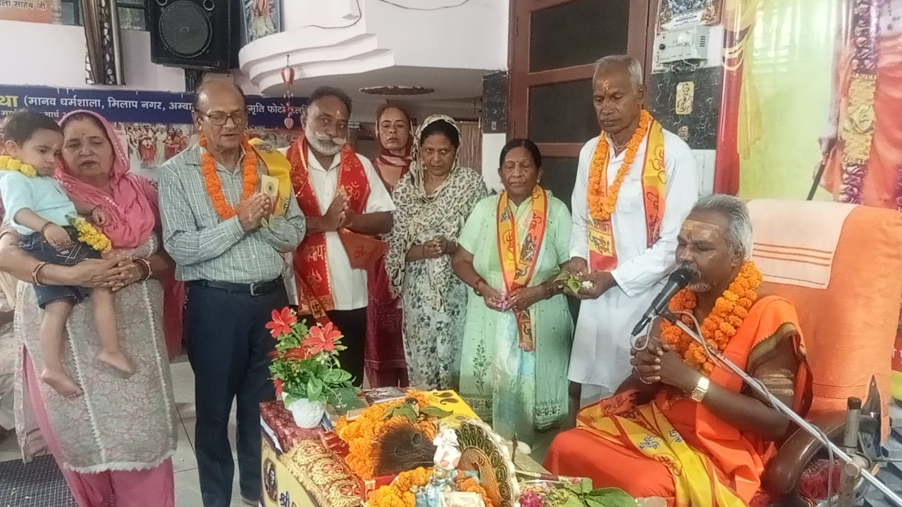 श्री शिवपुराण कथा में आशीर्वाद लेते लोग। स्वयं